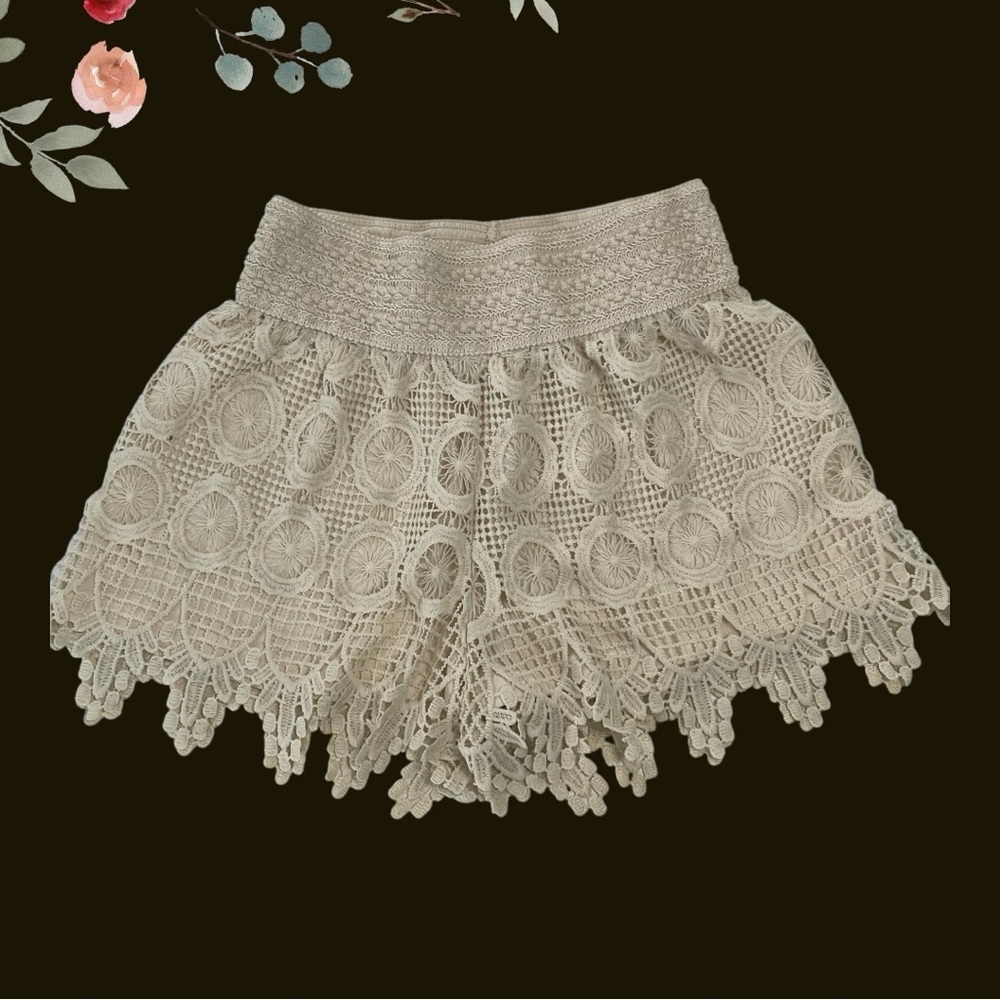 Stella Luce shorts size S knitted lace in a cream color elastic waist lined